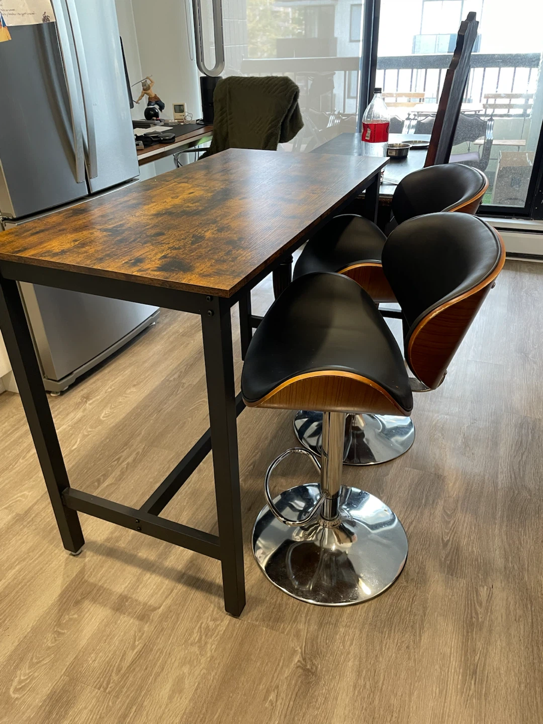 Bar Table + bar stools