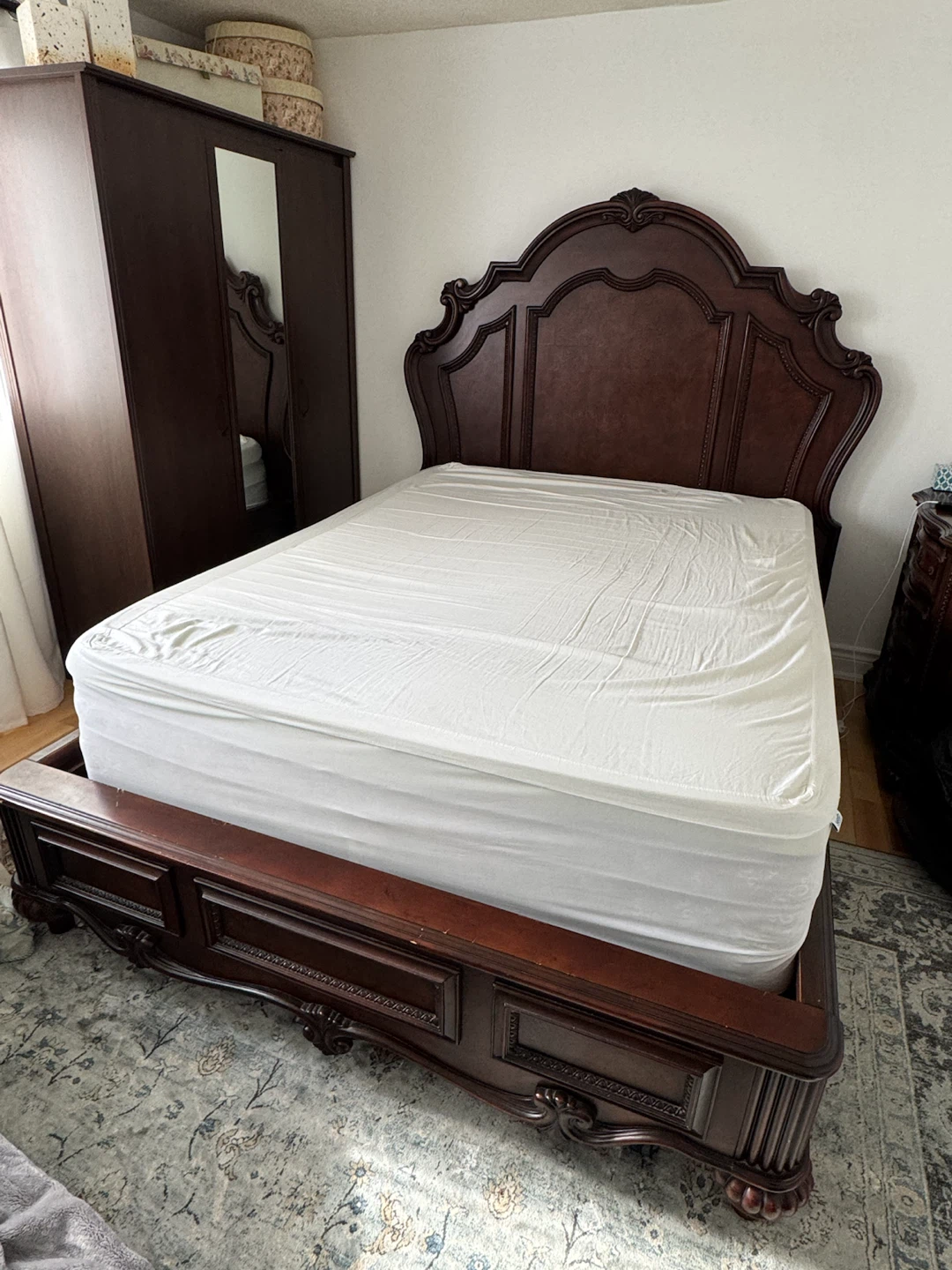 Dark Wood Queen 4 Piece Set: Bed Frame with Ornate Headboard