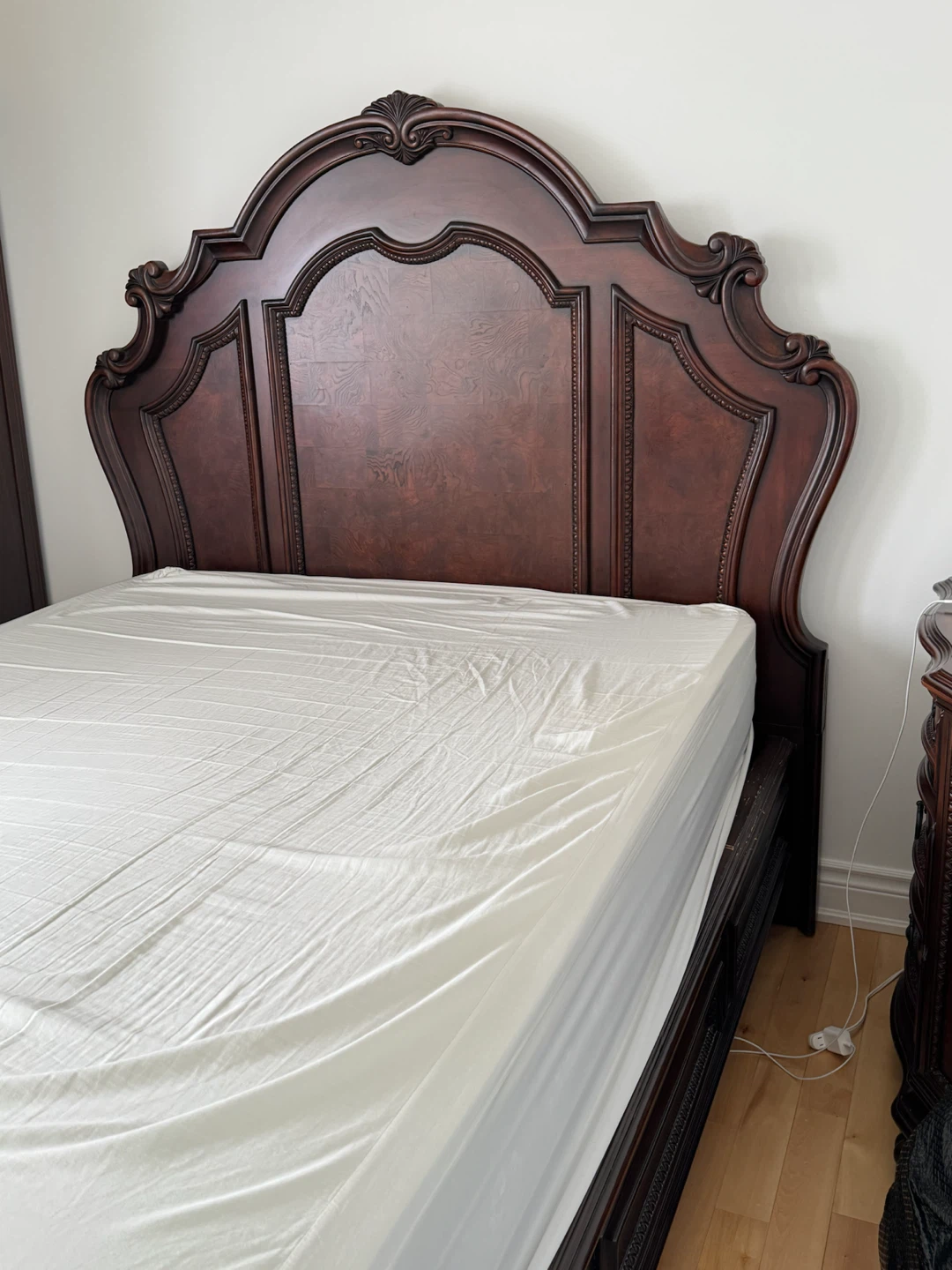Dark Wood Queen 4 Piece Set: Bed Frame with Ornate Headboard - photo 2