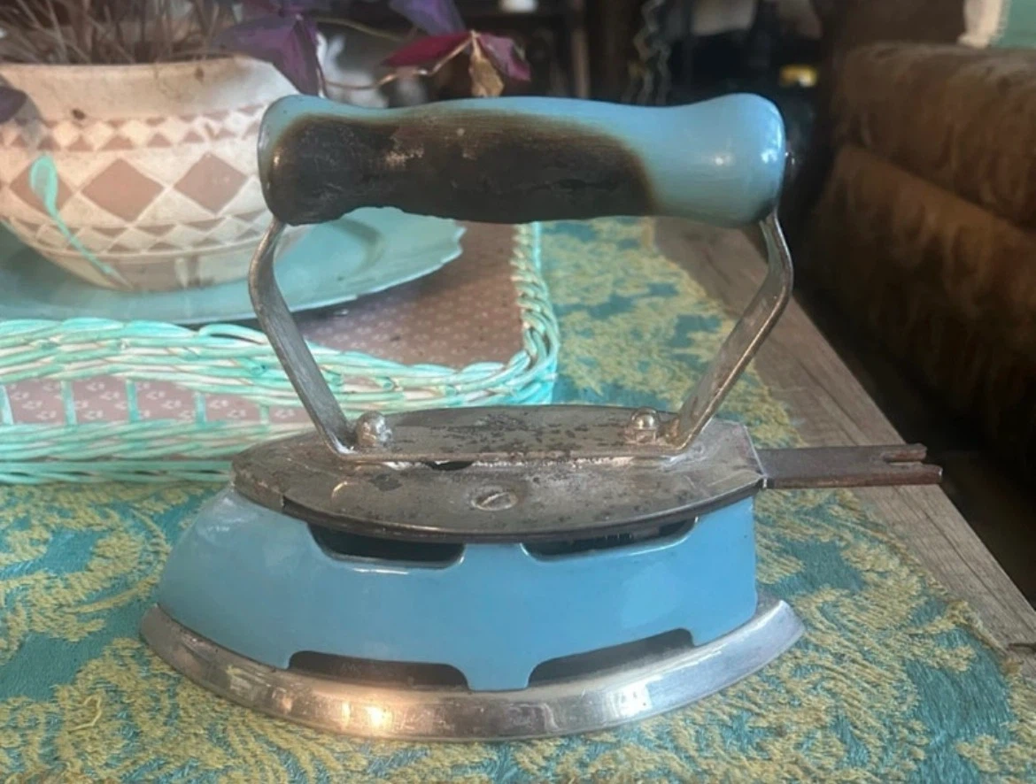 Antique Coleman 4A-Gas Iron