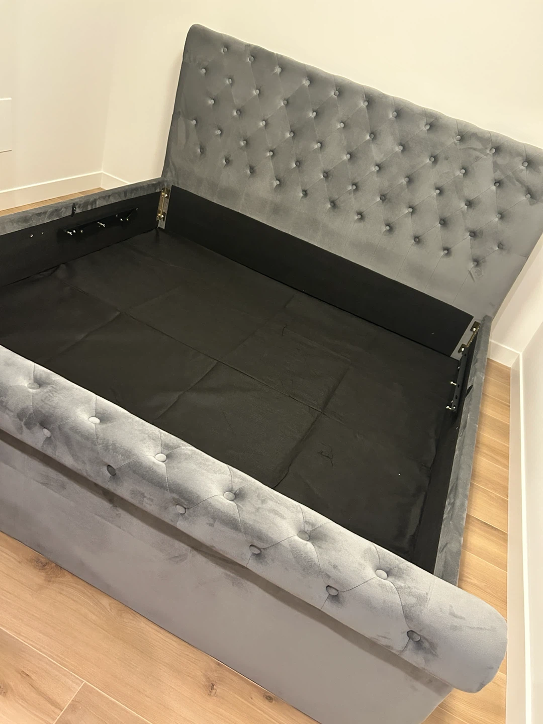 King Grey Velvet Tufted Storage Bed Frame - photo 2