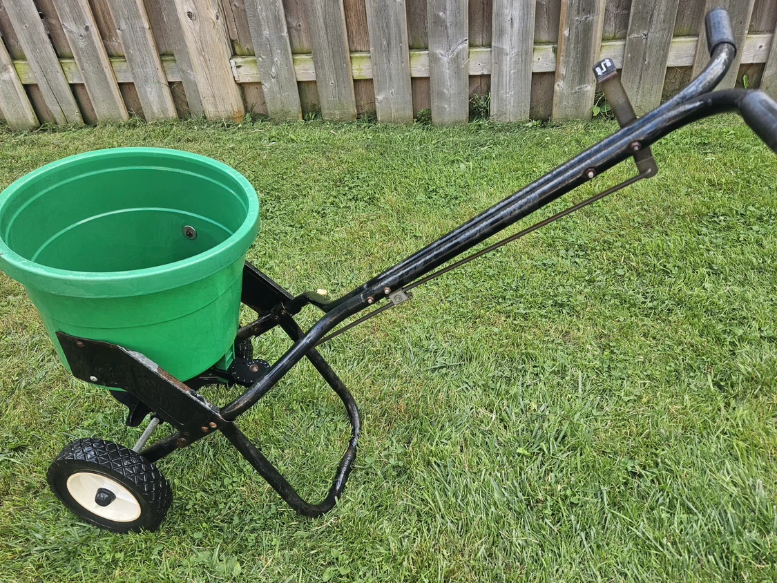 Mastercraft 75lbs Spreader + Scotts Easy Hand-Held Spreader - photo 3