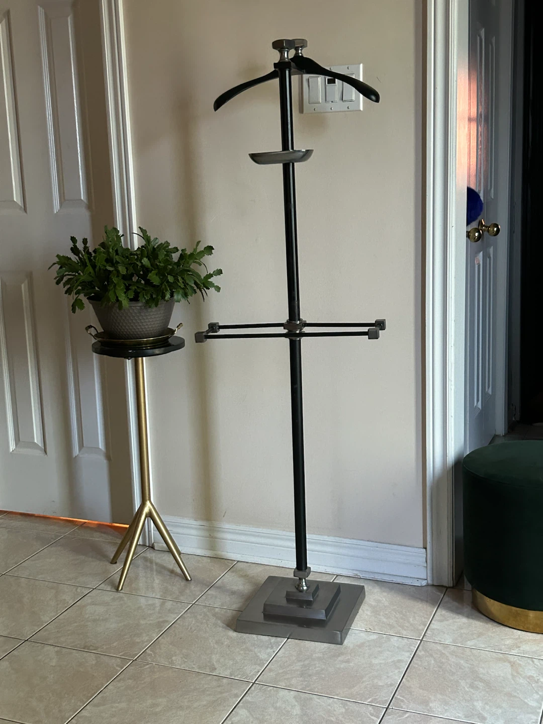 Black /silver solid metal cloths stand