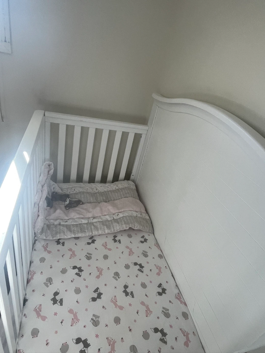 Full-size white wooden classic 4-in-1 convertible crib