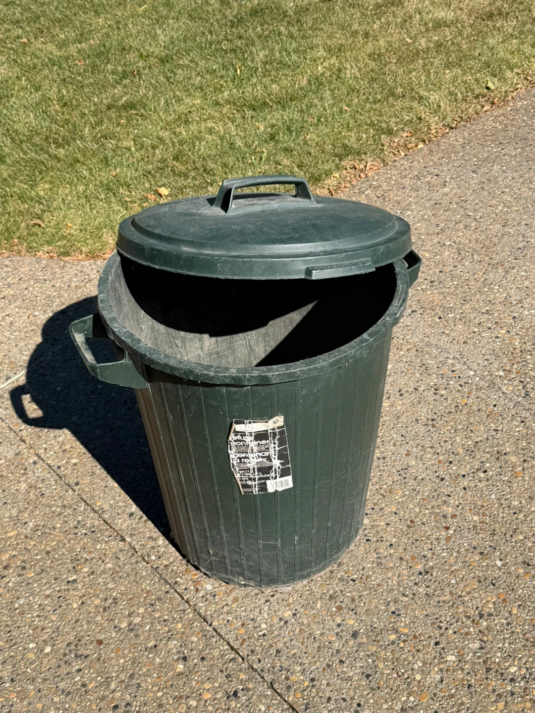 Rubbermaid Garbage Pail - photo 2