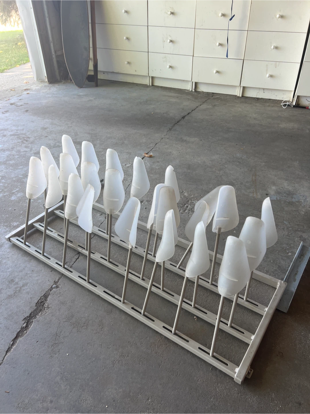 Shoe Trees Rack with 16 Plastic Trees