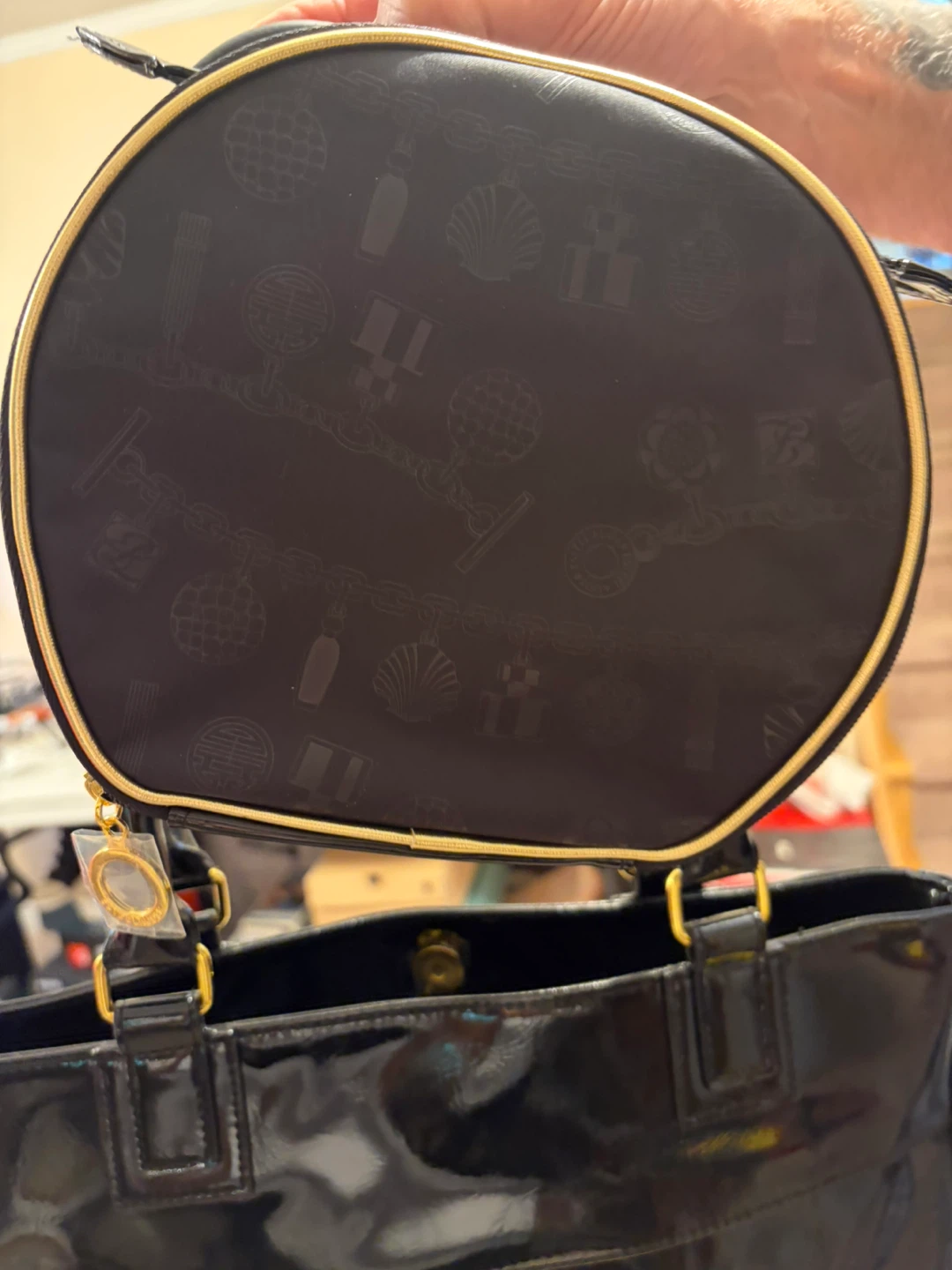 Black patent tote bag with matching round cosmetic bag - photo 2