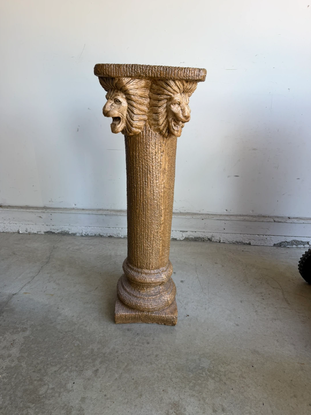 Pedestal Stand