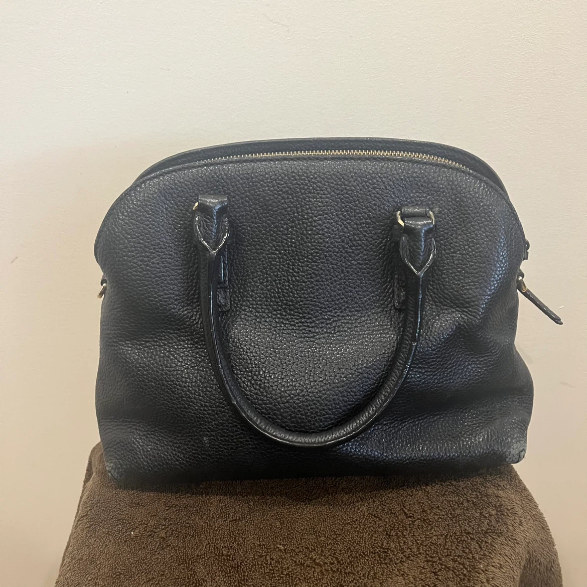Kate spade black leather crossbody. I’m open to offers. - photo 2