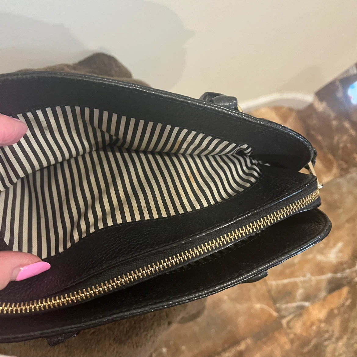 Kate spade black leather crossbody. I’m open to offers. - photo 4