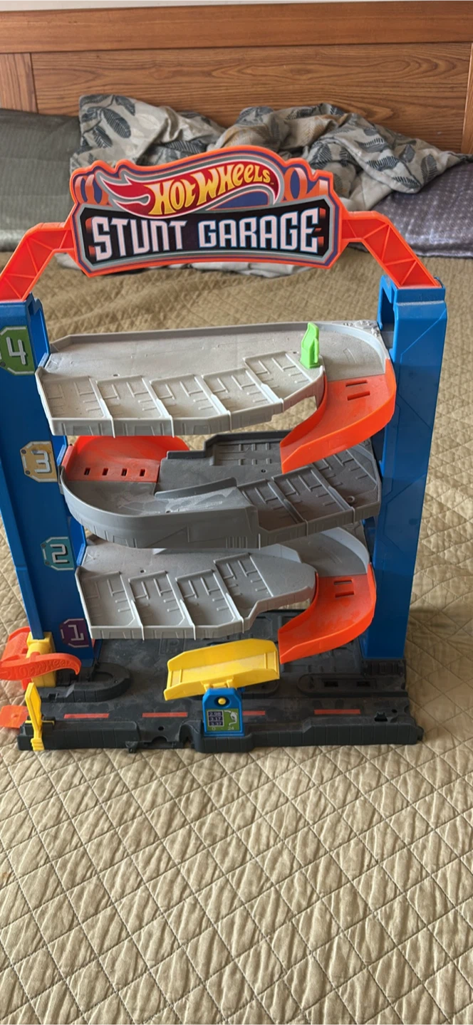 Hot Wheels Stunt Garage Play Set