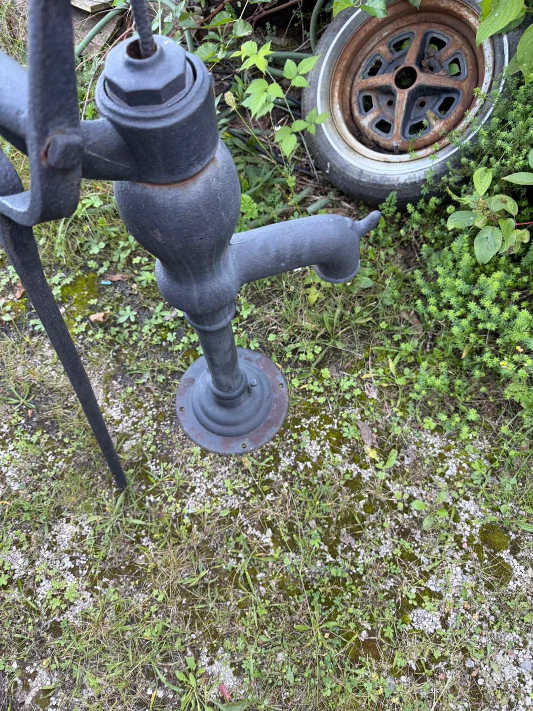 Vintage Cast Iron Hand Water Pump - photo 3