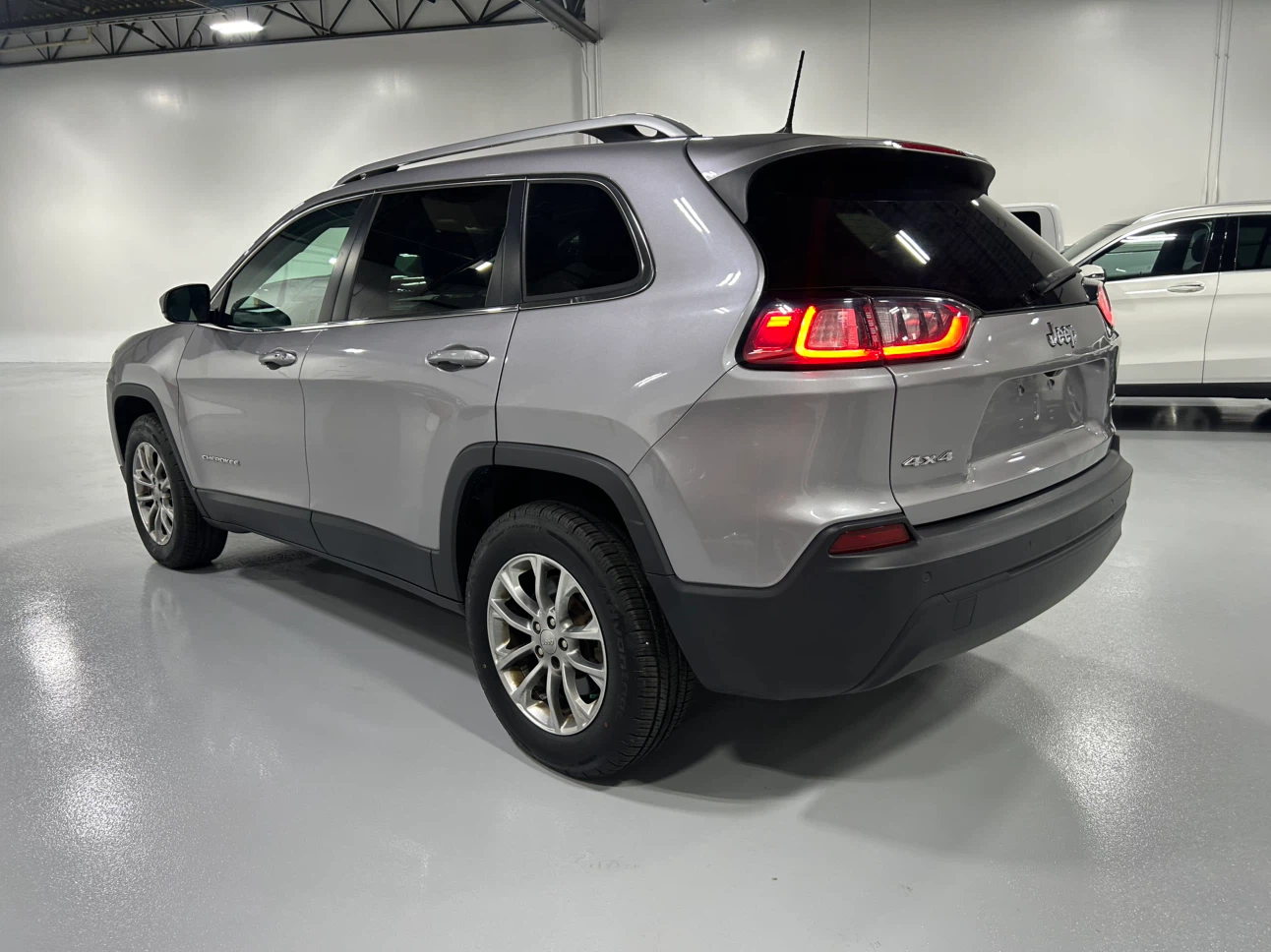2019 Jeep Cherokee Latitude Plus - photo 2