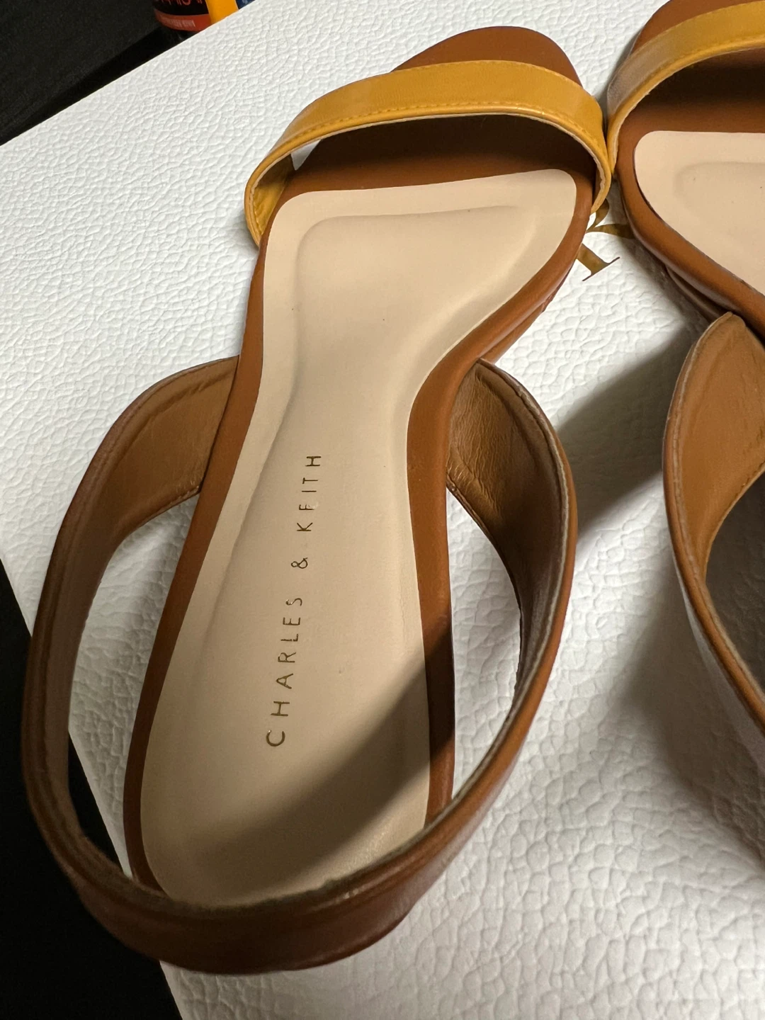 CHARLES $ KEITH SANDALS SIZE 39 - photo 2