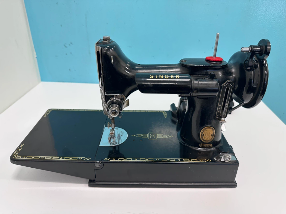 Vintage 1958 Singer Featherweight 221k READ DESCRIPTION