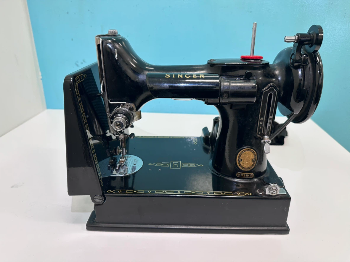 Vintage 1958 Singer Featherweight 221k READ DESCRIPTION - photo 2