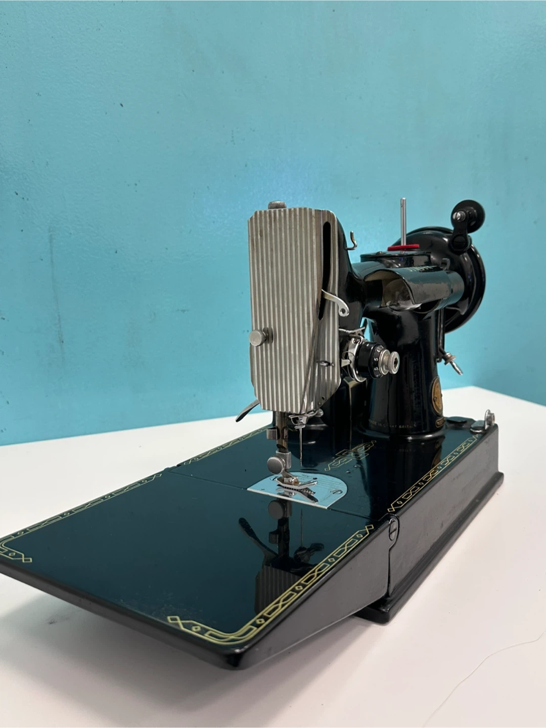 Vintage 1958 Singer Featherweight 221k READ DESCRIPTION - photo 3