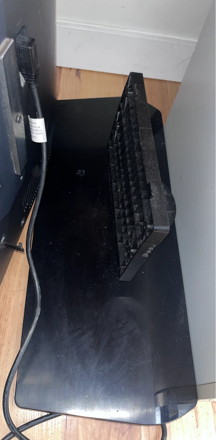 MOVING OUT SALE- Samsung 28 inches TV - photo 3