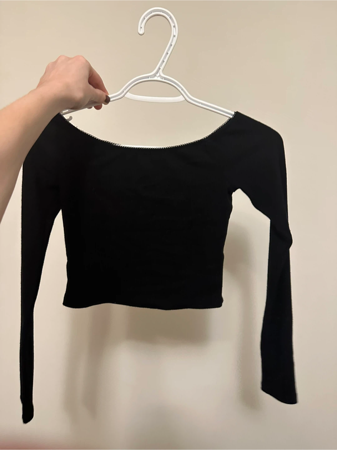 Black long-sleeve crop top
