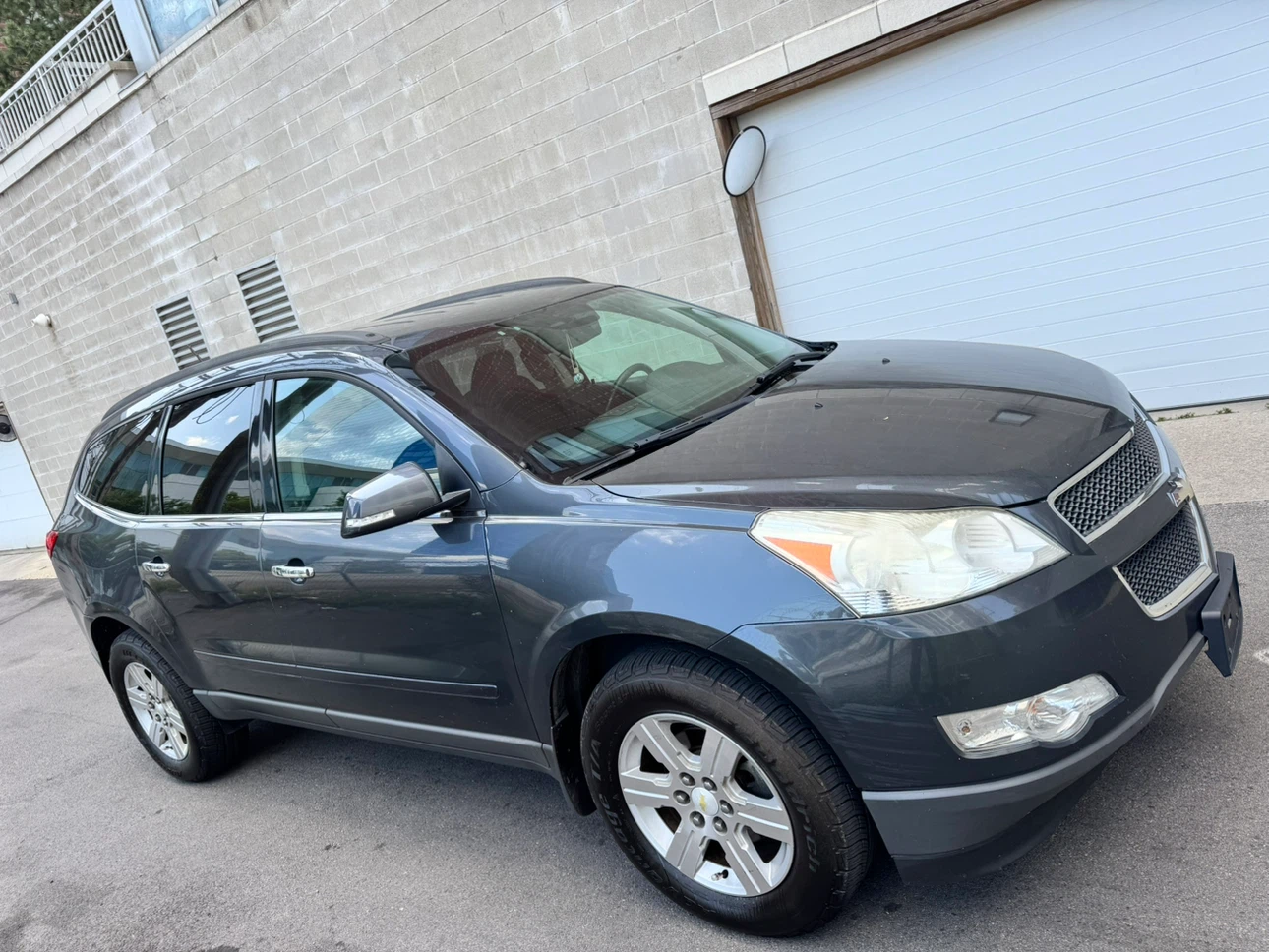 2010 CHEVY TRAVERSE LT AWD - photo 2
