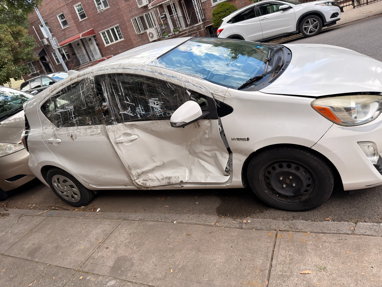 White Toyota Prius C Hybrid - photo 2