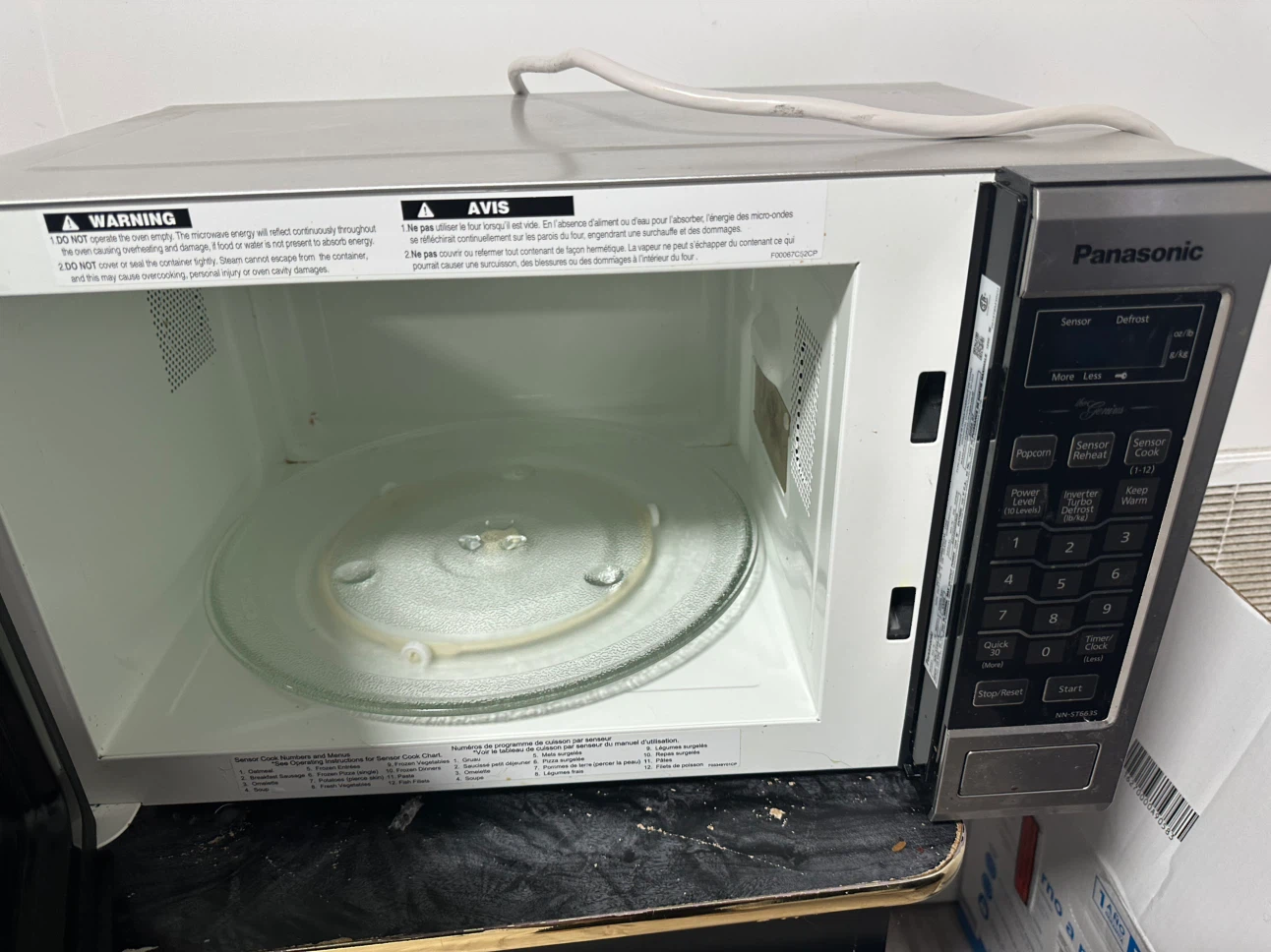 Panasonic NNSCG669SC Mid Size 1.3 Cuft Microwave Oven