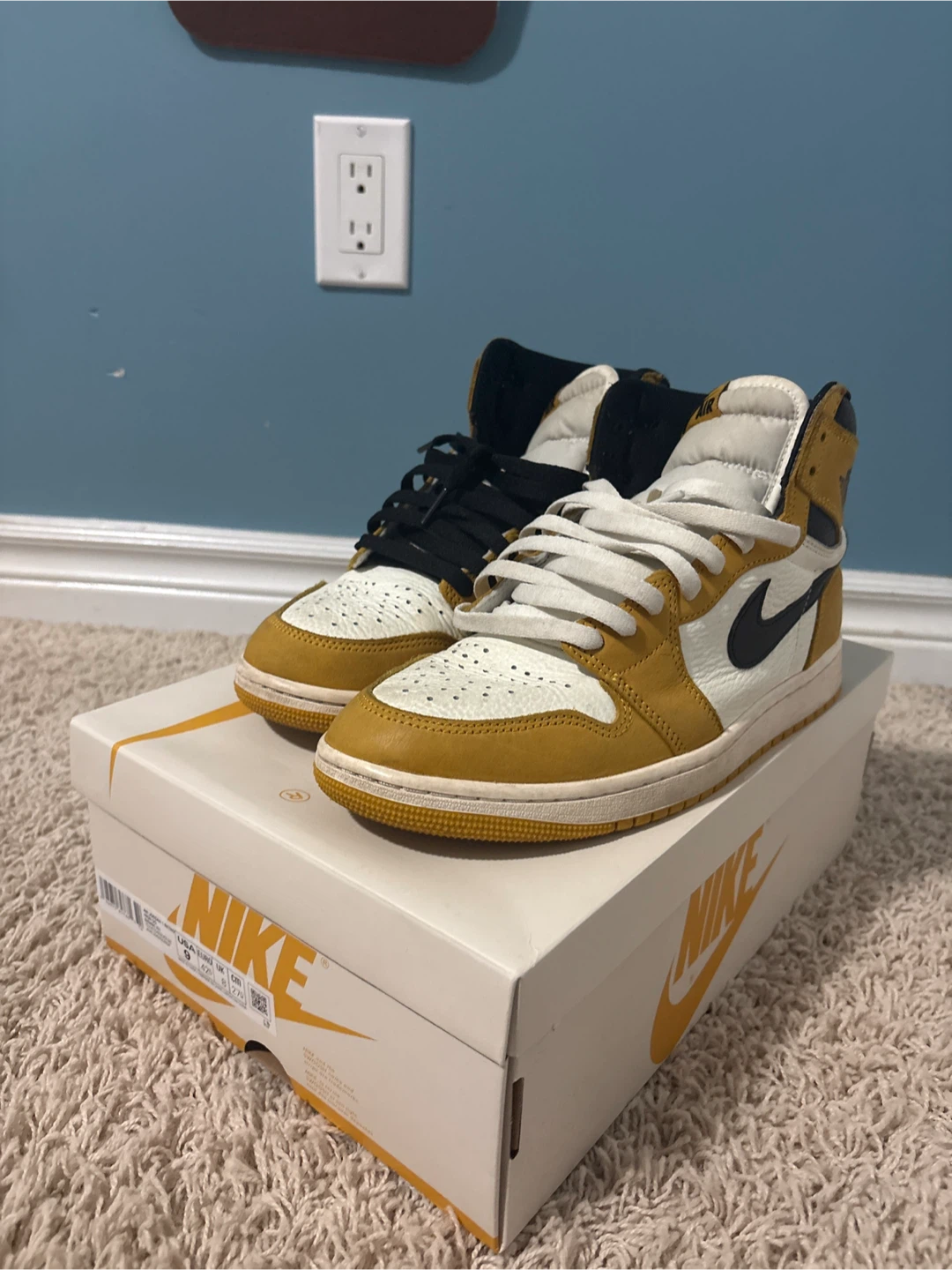 Nike Air Jordan 1 High OG "University Gold" Size 9