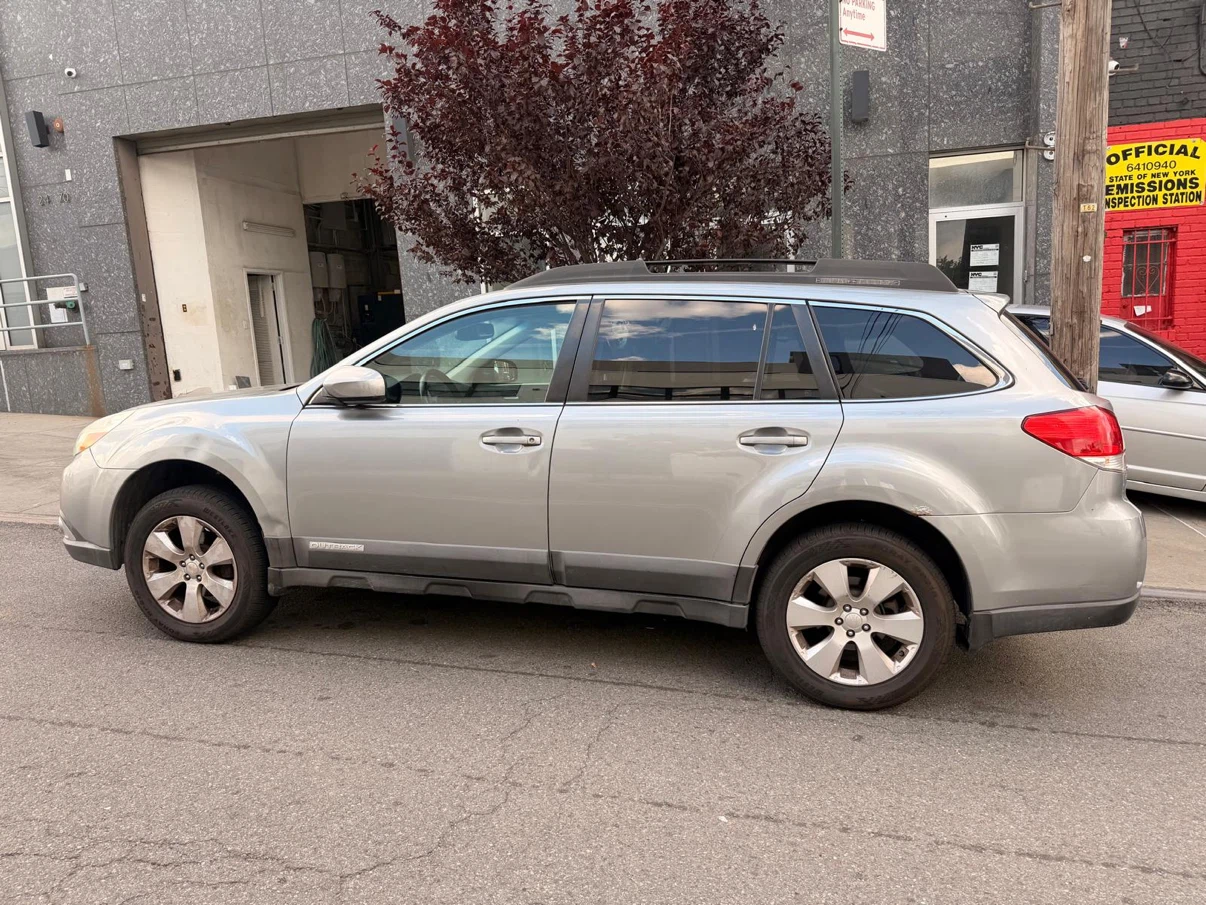 2011 Subaru Outback 2.5i Silver - photo 4