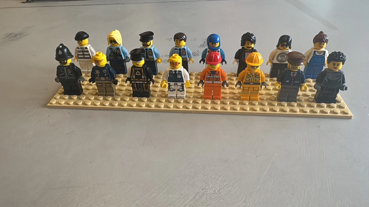 Lego Minifigure Lot - photo 4