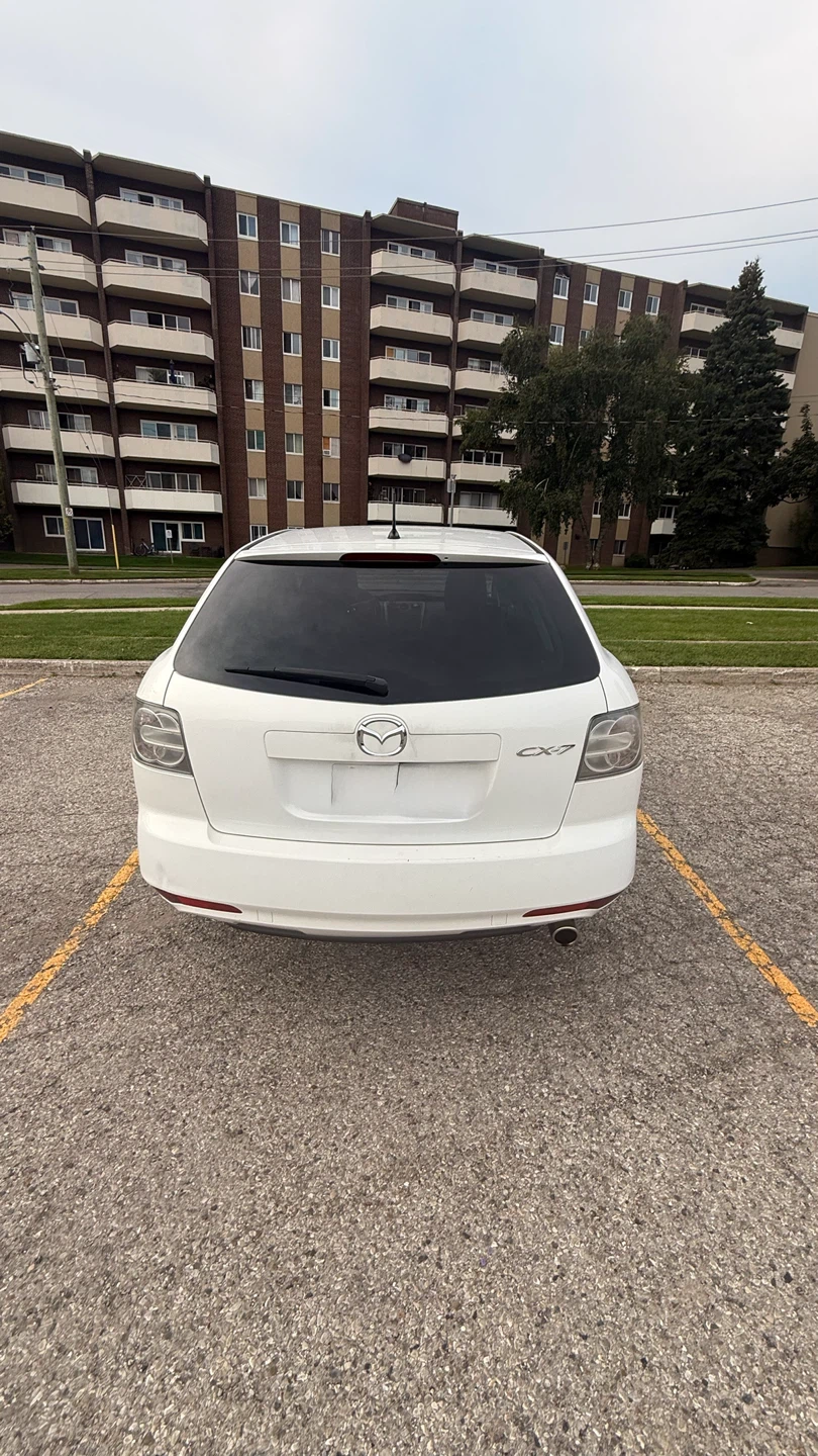 White Mazda CX-7