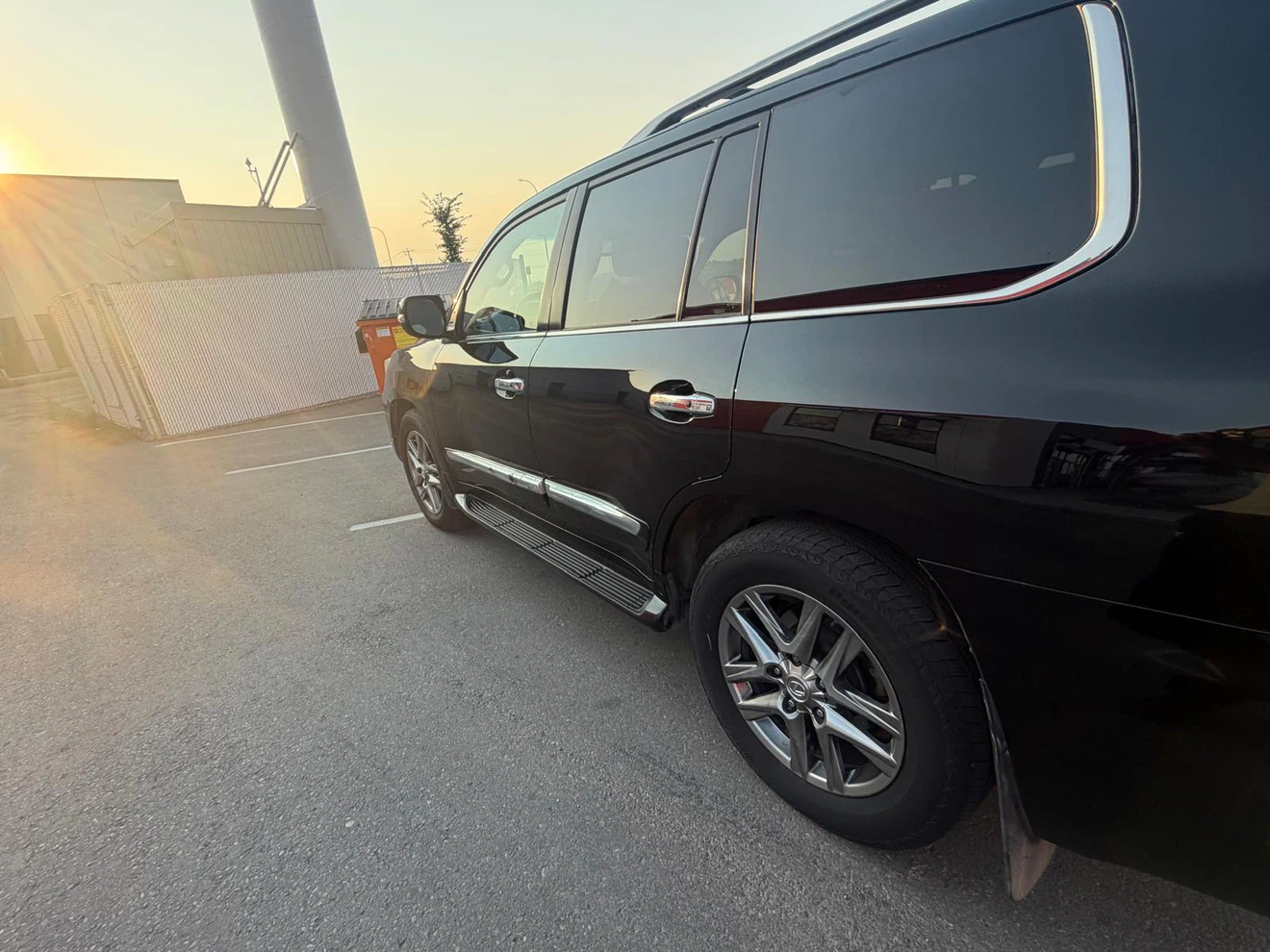 Black Lexus LX 570 SUV - photo 2