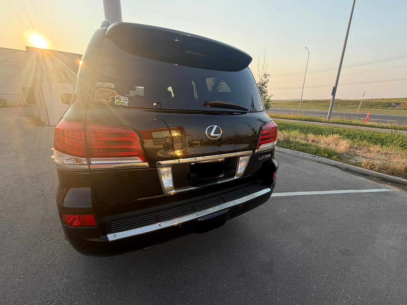 Black Lexus LX 570 SUV - photo 4