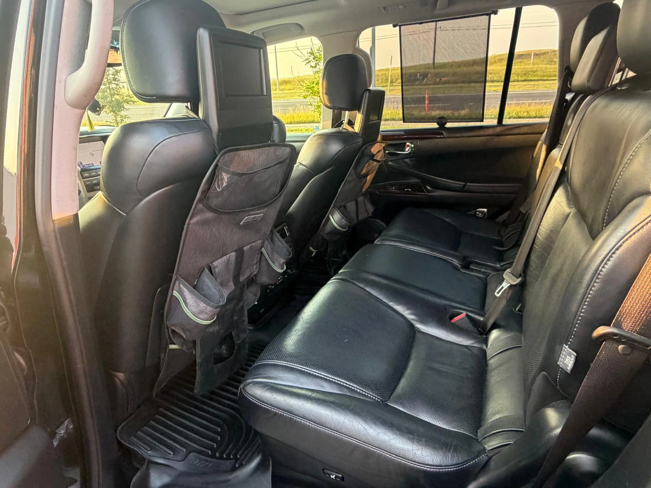 Black Lexus LX 570 SUV - photo 5