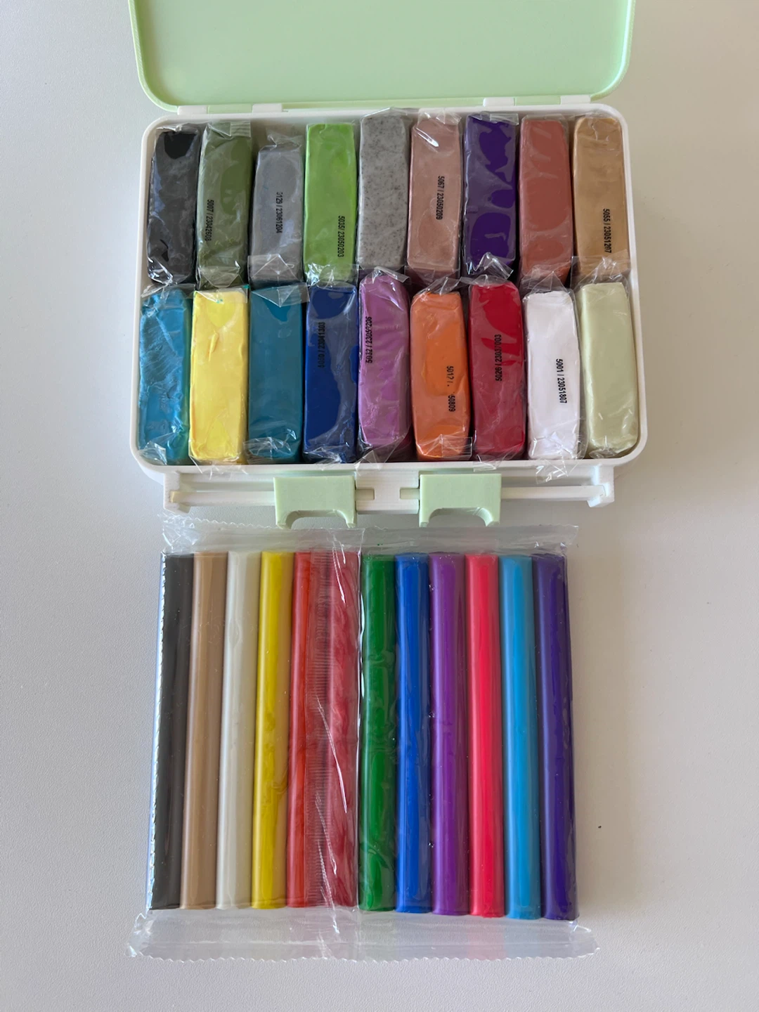 Multi-Colour Modeling Clay Set with Case