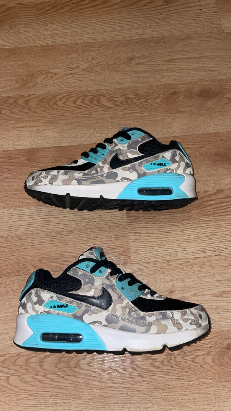 Nike Air Max 90 size 4y 15$