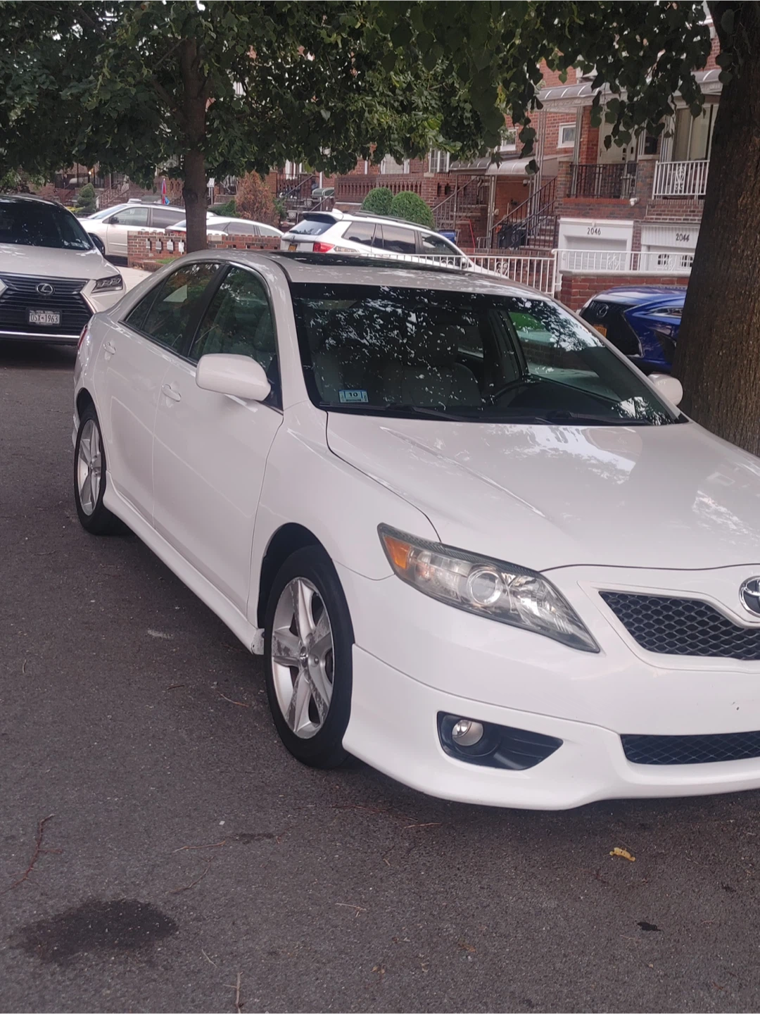2011 Toyota Camry LE V6 / SE V6 / XLE V6 Sedan - photo 2