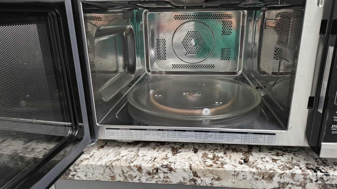 VISSANI Microwave with Air Fry and convection oven- Like new - photo 2