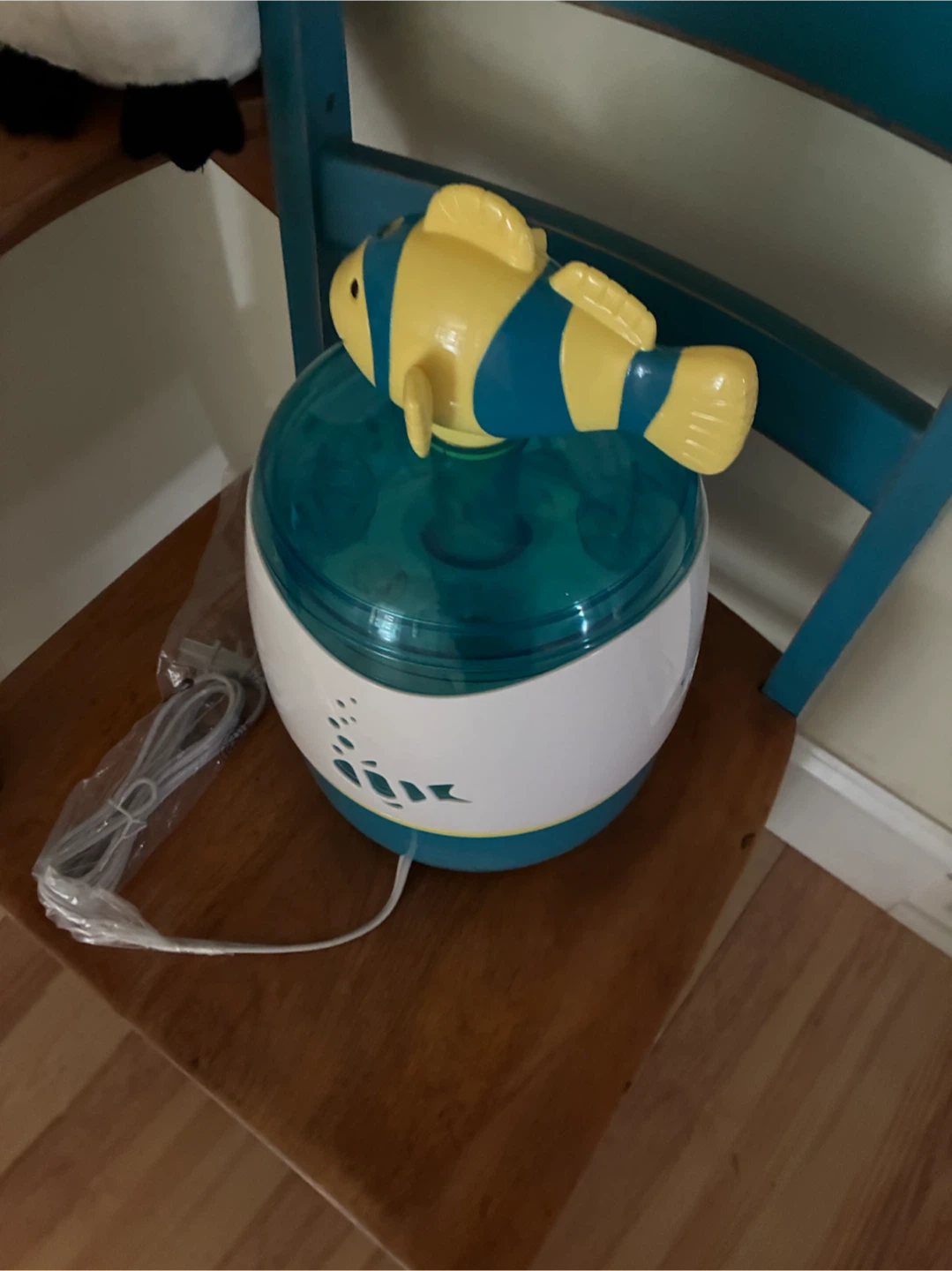 Humidifier with Fish Topper