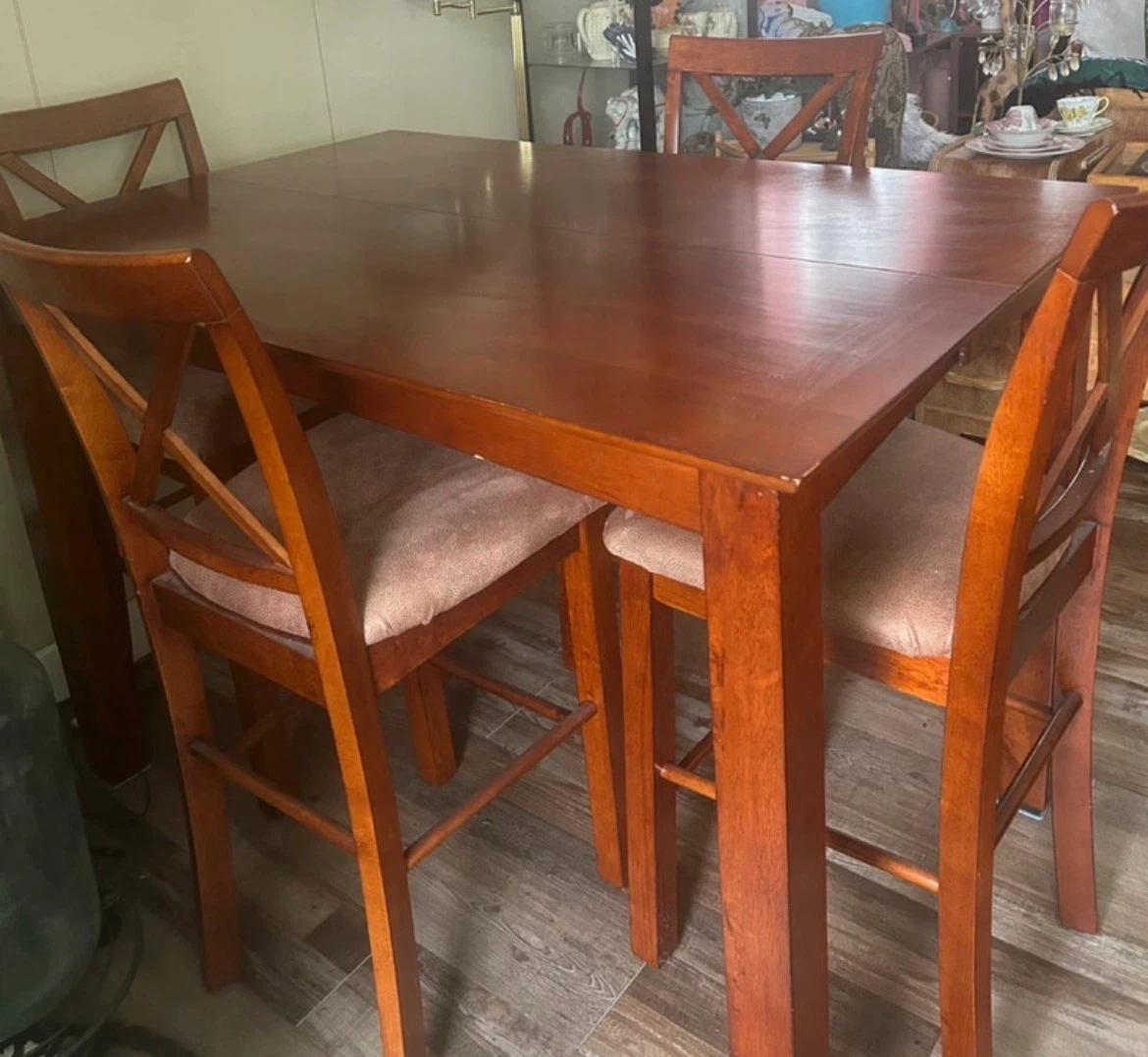 Wooden Cherry Brown Dinning room table, with 6 chairs and a leaf