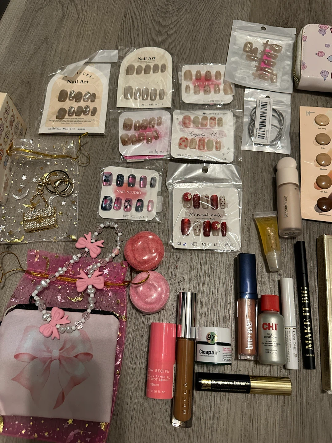 NEW Beauty + Hello Kitty Gift Bundle #13 – Makeup and More - photo 4