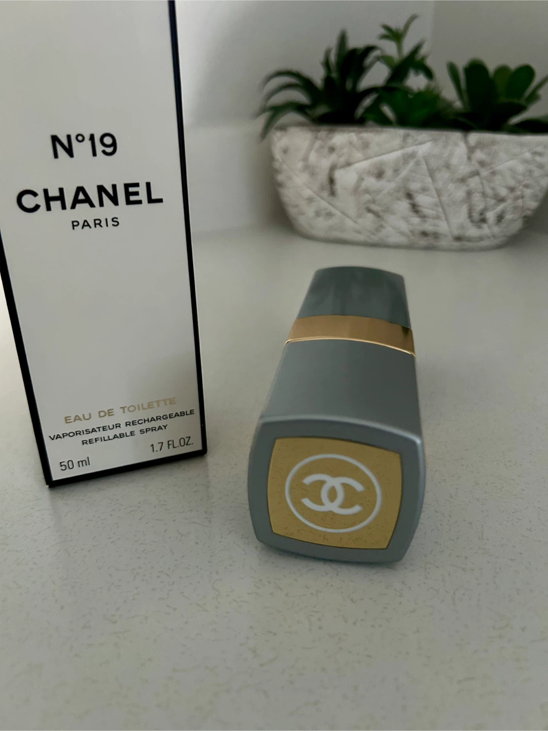 Chanel N°19 Eau de Toilette Refillable Spray 50 ml