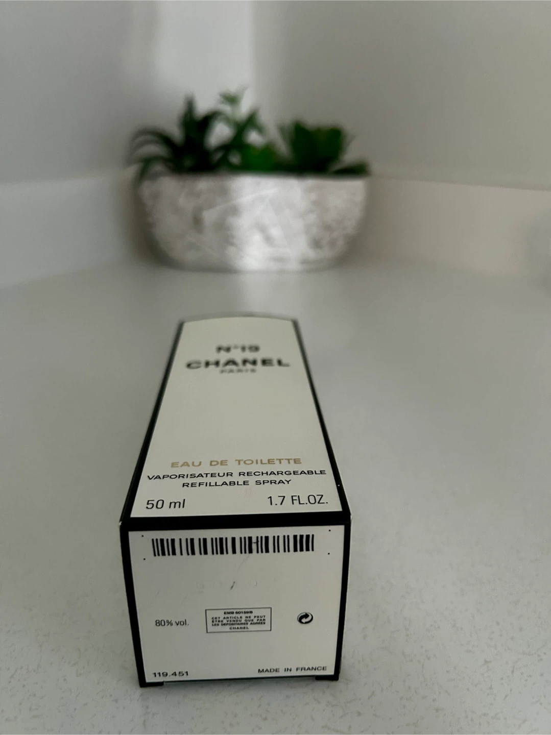 Chanel N°19 Eau de Toilette Refillable Spray 50 ml - photo 2