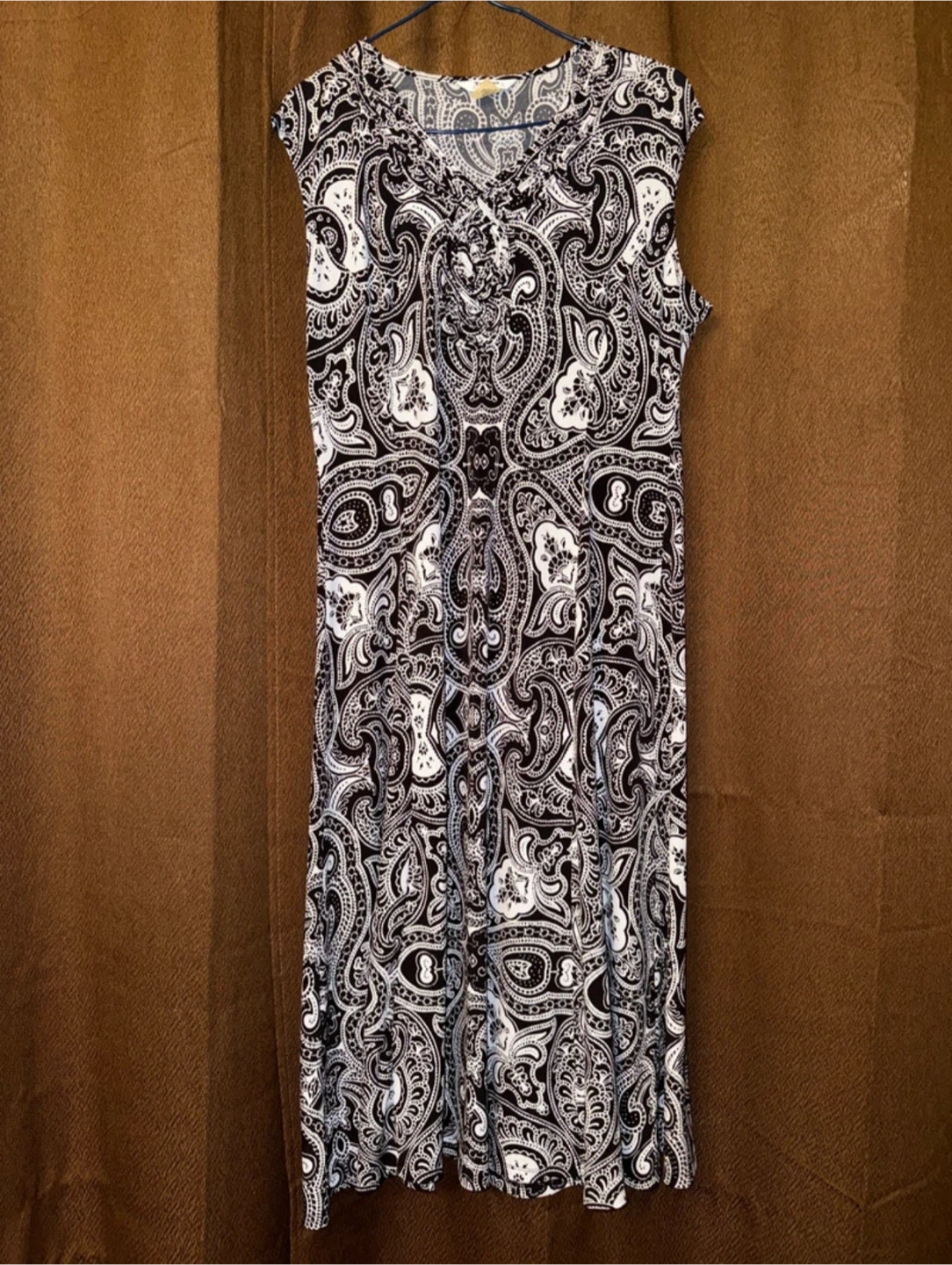 TanJay Petite Black and White Paisley Sleeveless Maxi Dress