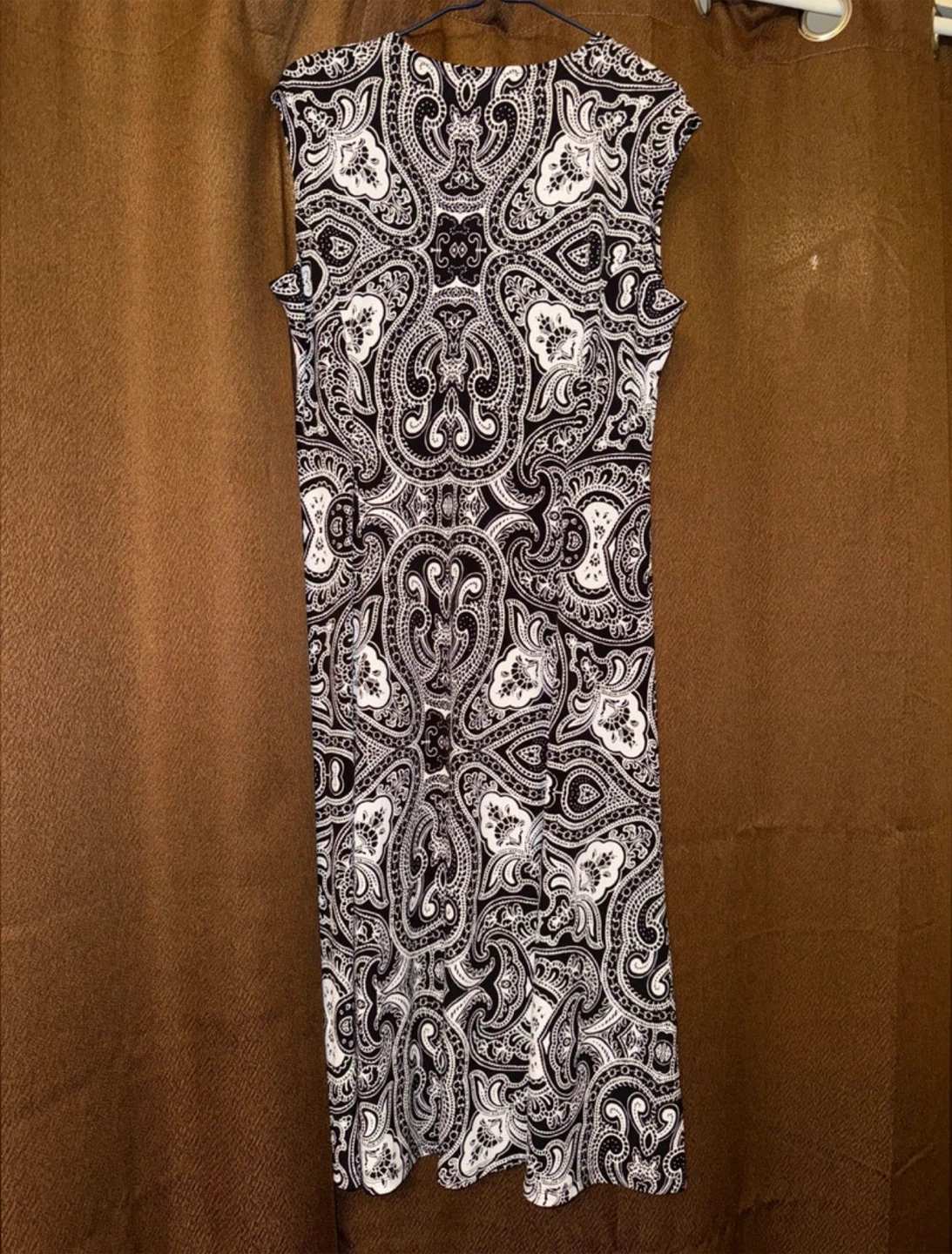 TanJay Petite Black and White Paisley Sleeveless Maxi Dress - photo 2