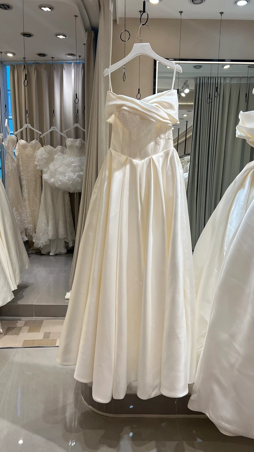 Off-the-shoulder ball gown wedding dress - photo 3