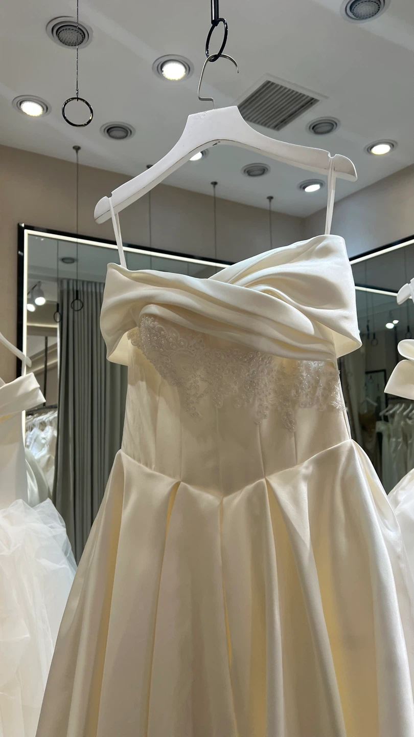 Off-the-shoulder ball gown wedding dress - photo 4