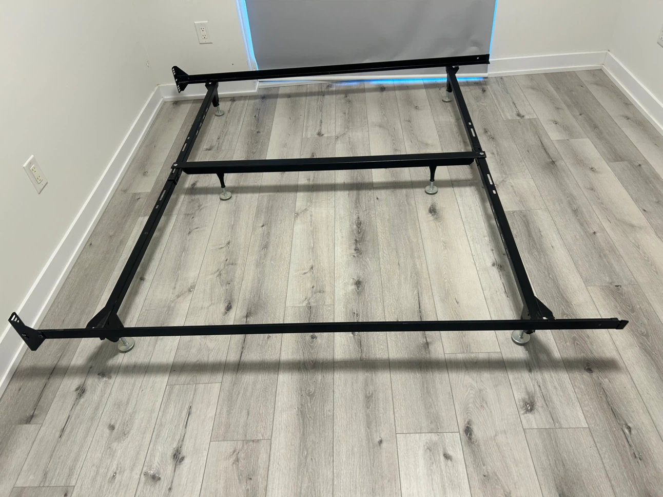 Adjustable to many sizes Metal Bed Frame