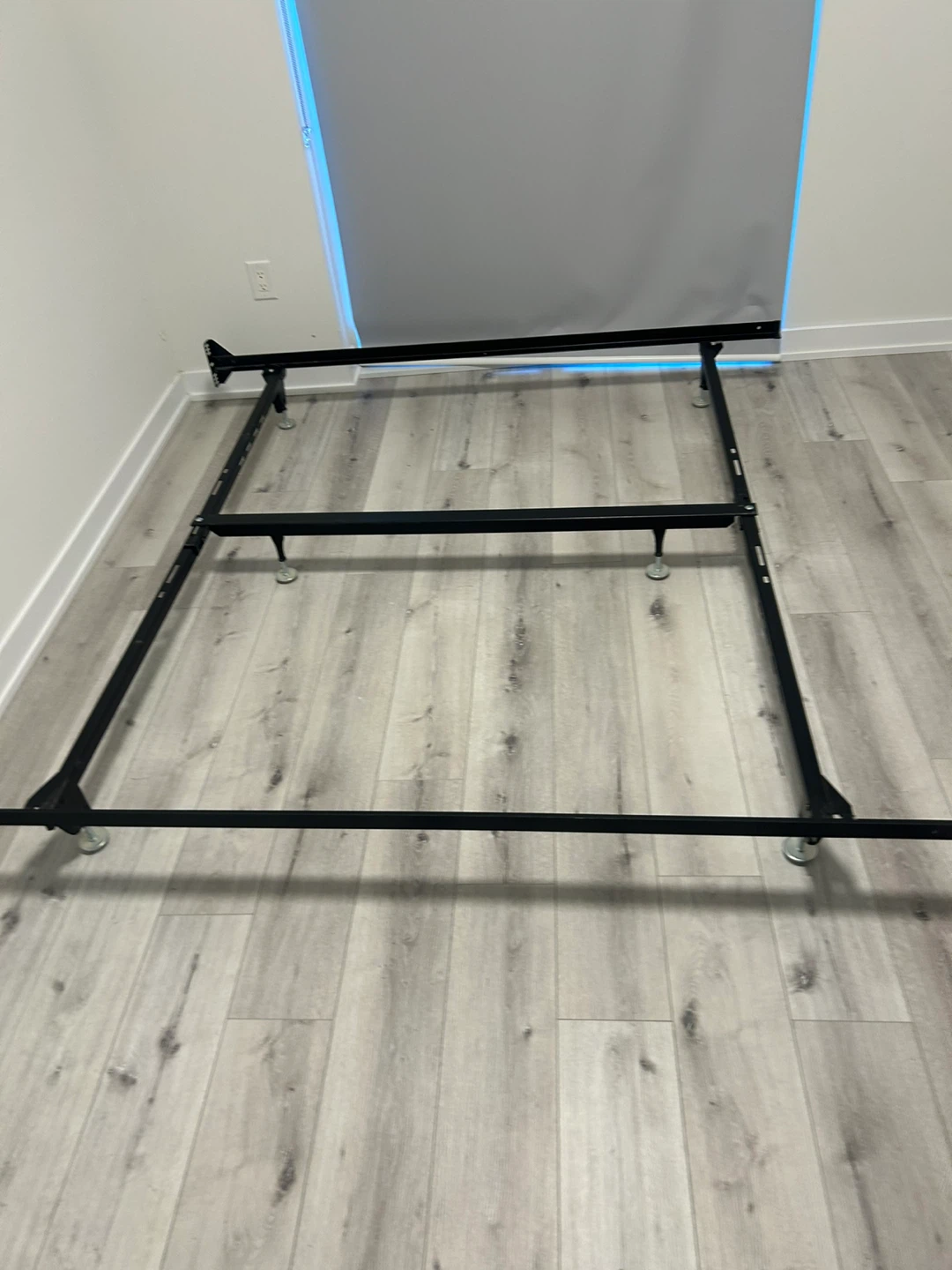 Adjustable to many sizes Metal Bed Frame - photo 2