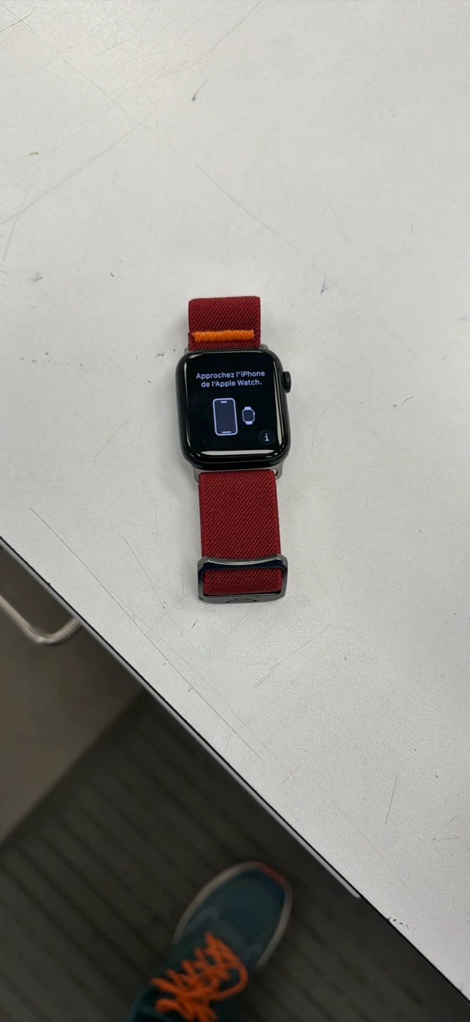 Apple Watch SE 2 44mm with Red Sport Band