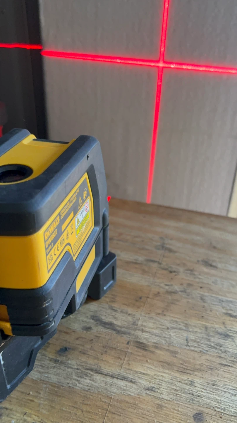 DeWalt DW0822 Cross Line Laser Level - photo 3